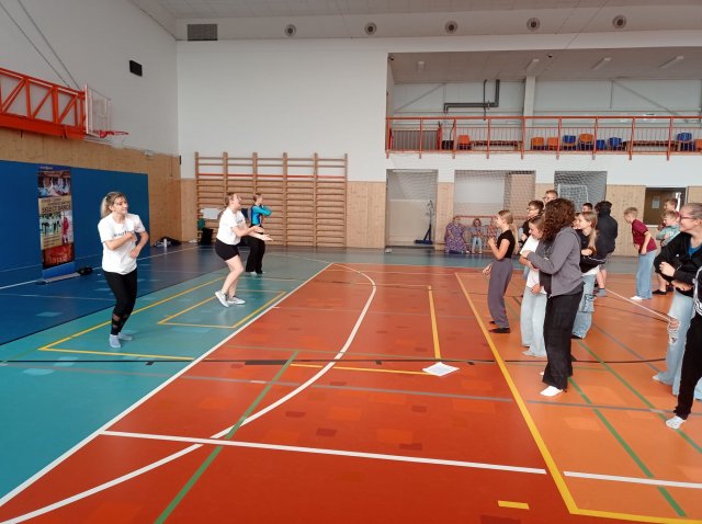 Ukázky tance a florbalu